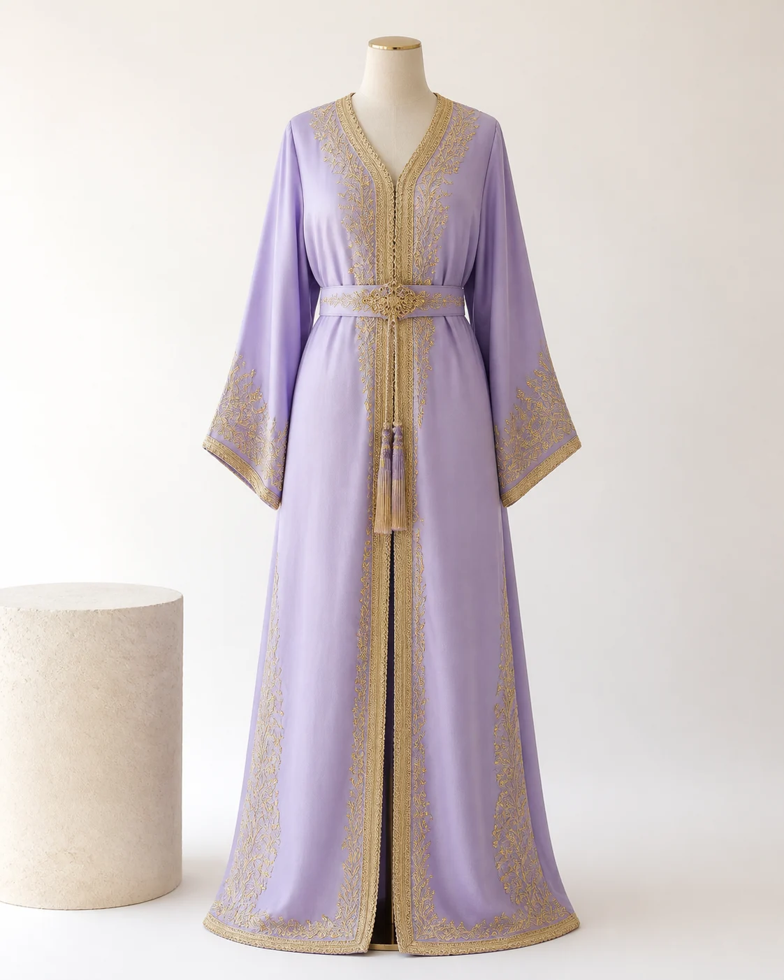 Caftan lilas présenté seul